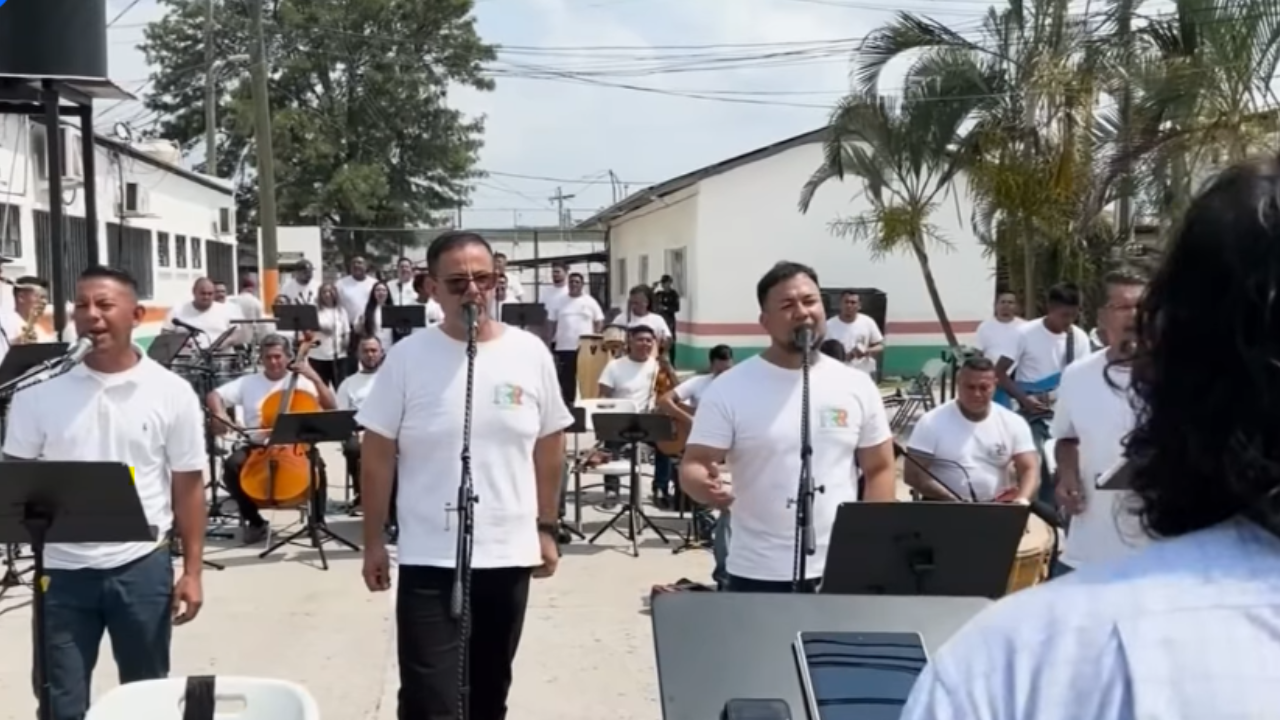 Imagen Principal de Nota: Reclusos crean una orquesta con su talento musical en una cárcel de Honduras