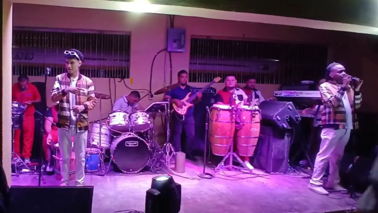 VIDEO: Tiroteo interrumpe presentación  de 'Los Rolands' y deja dos muertos