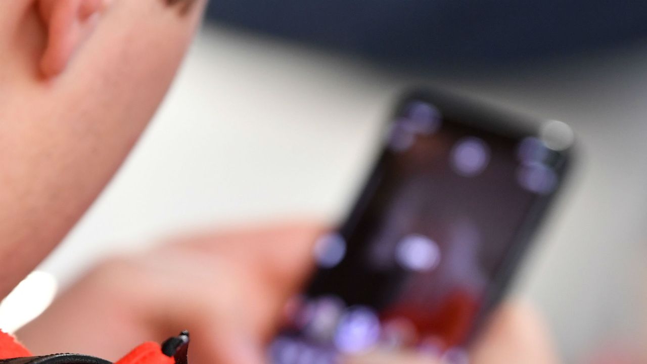 persona con el celular