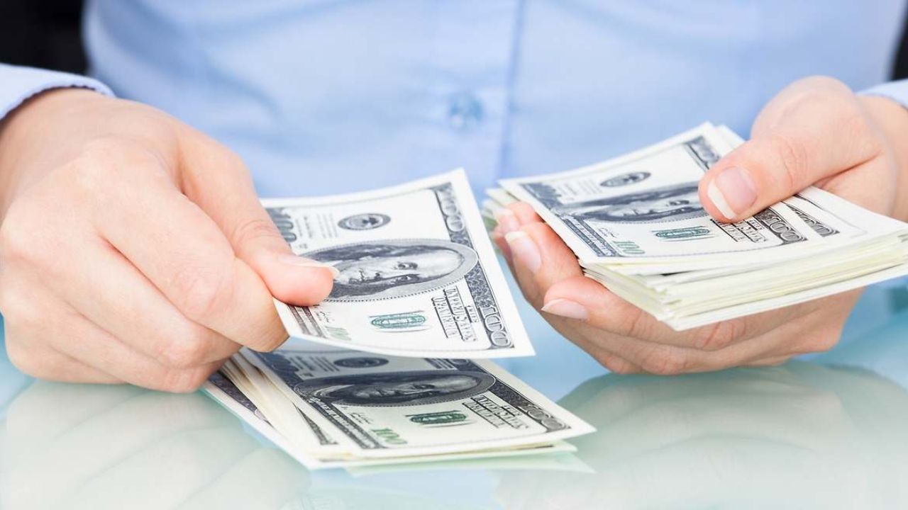 persona contando billetes
