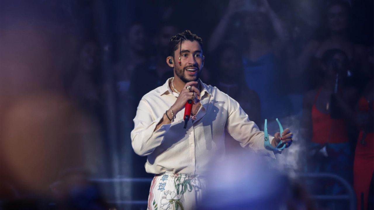 Bad Bunny se engancha con alambre de púas en pleno concierto