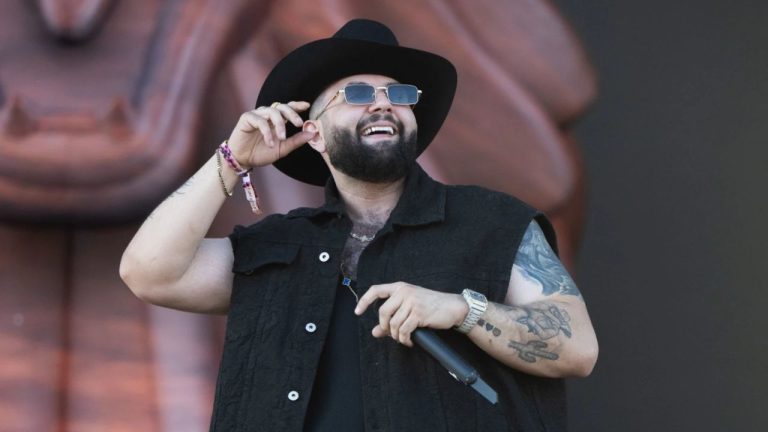 Imagen Principal de Nota: Carín León confiesa que consumía una botella de tequila al día durante giras