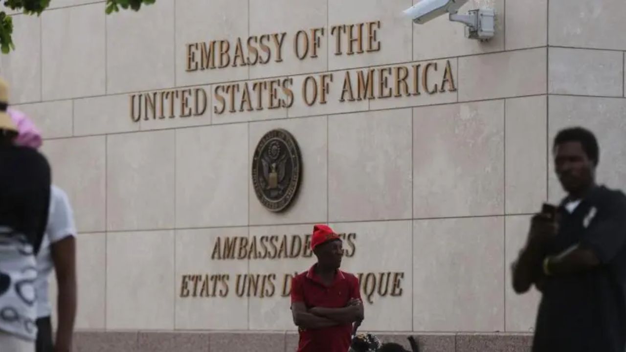 Imagen Principal de Nota: Embajada de Estados Unidos en Haití cierra por intensos tiroteos cerca del edificio
