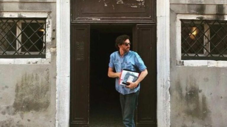 Imagen Principal de Nota: Miembro del equipo de Emily in Paris pierde la vida en el set