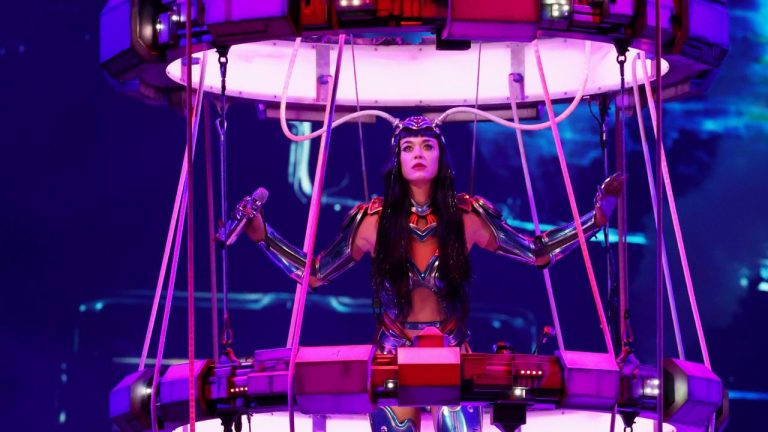 Imagen Principal de Nota: Katy Perry sufre descarga eléctrica en pleno concierto