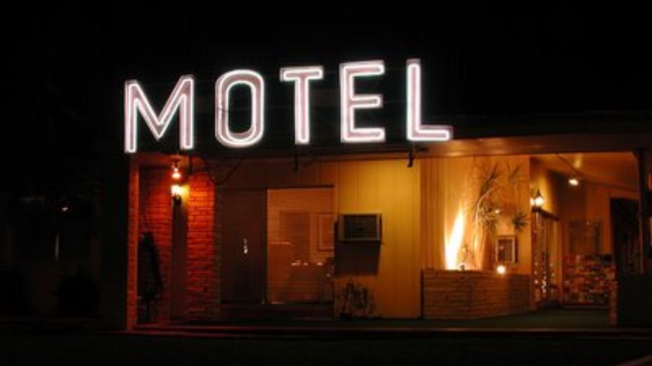 Imagen Principal de Nota: Mujer coloca GPS  en carro de su esposo y lo encuentra en un motel con otra