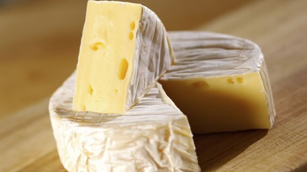 Retiran del mercado reconocida marca de queso por riesgo de bacteria mortal