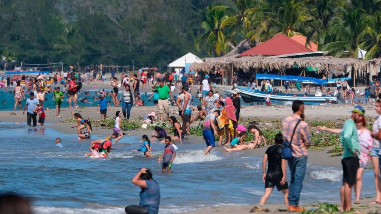personas en la playa