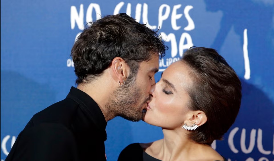 Beso entre Álex y Verónica