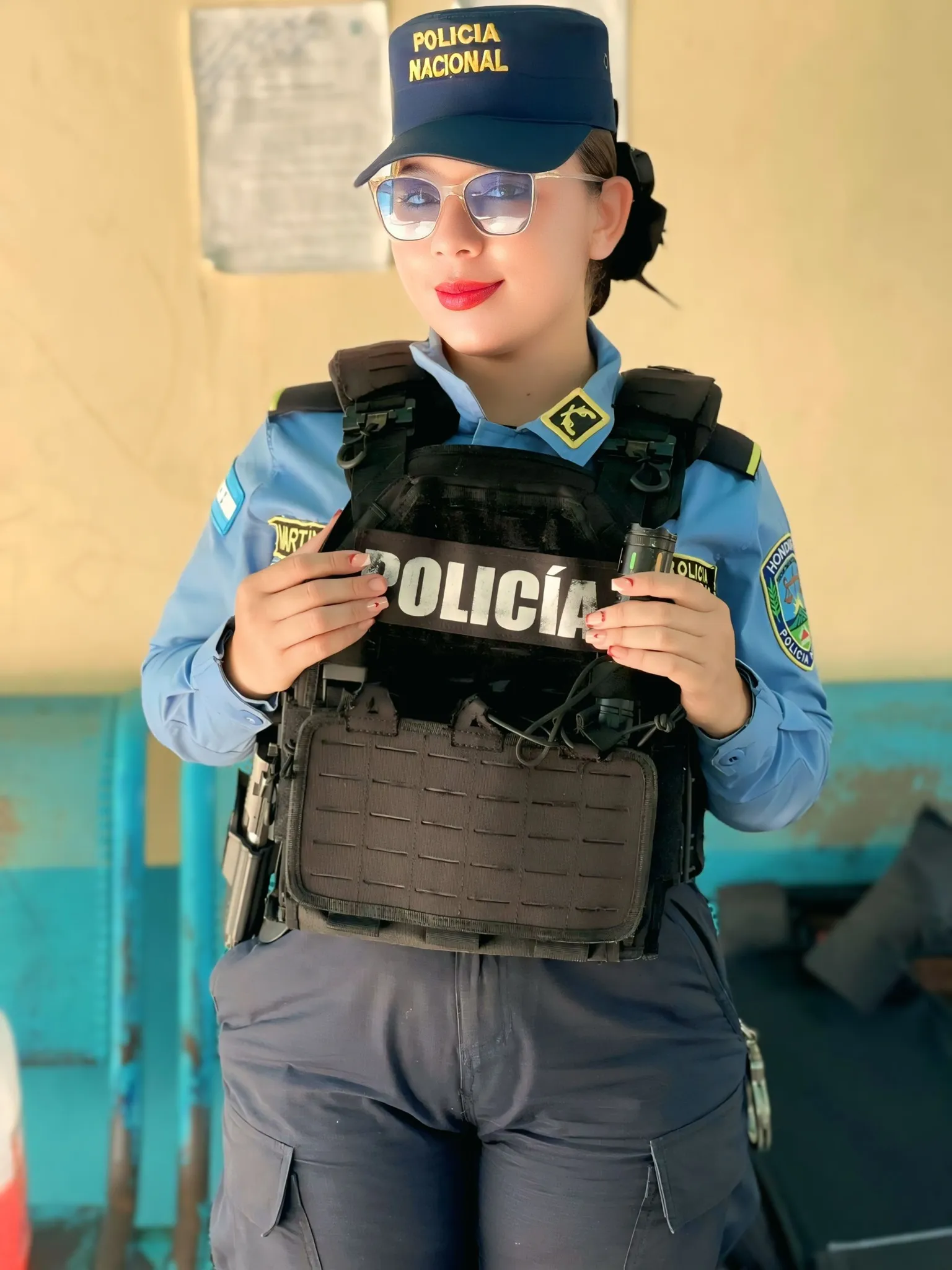 Kimberly con su uniforme policial