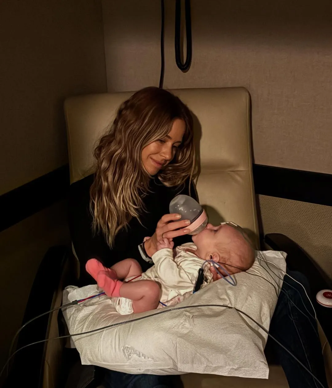 Carmen Aub alimentando a su hija Lu 
