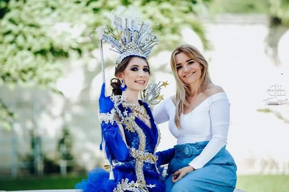 Carlota de Lovo con una palillona vestida de Azul