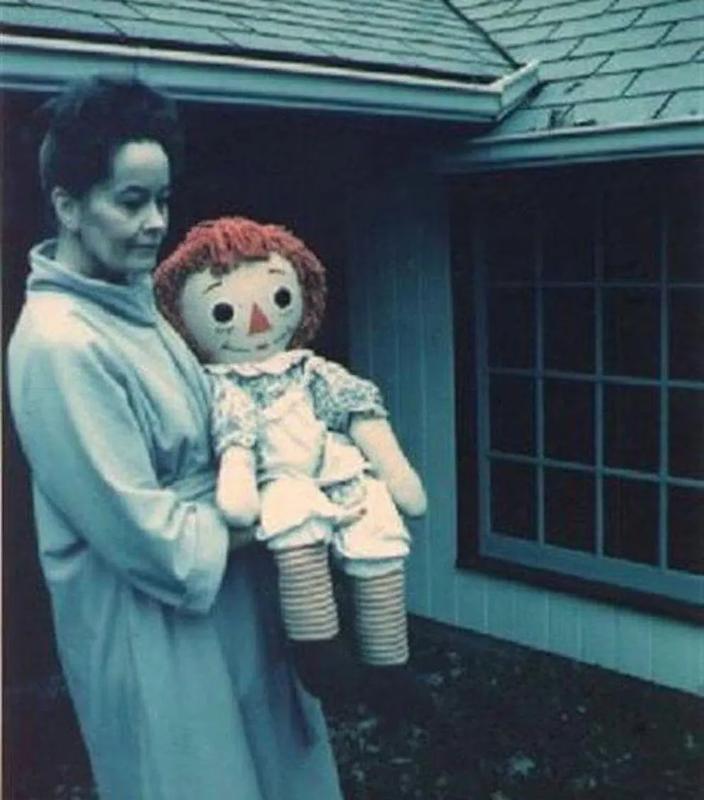 Lorraine Warren junto a Anabelle