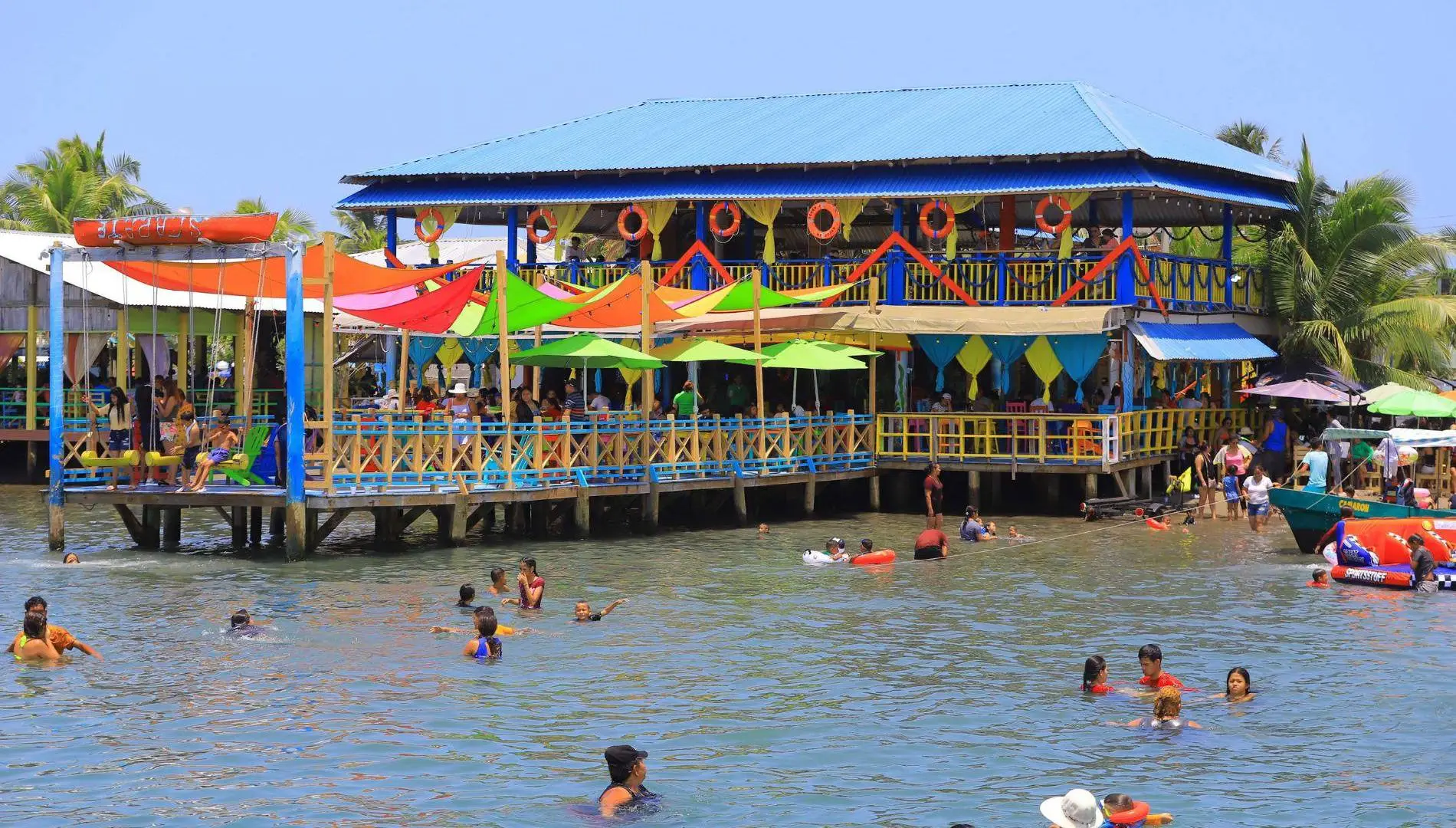 personas bañando el mar 
