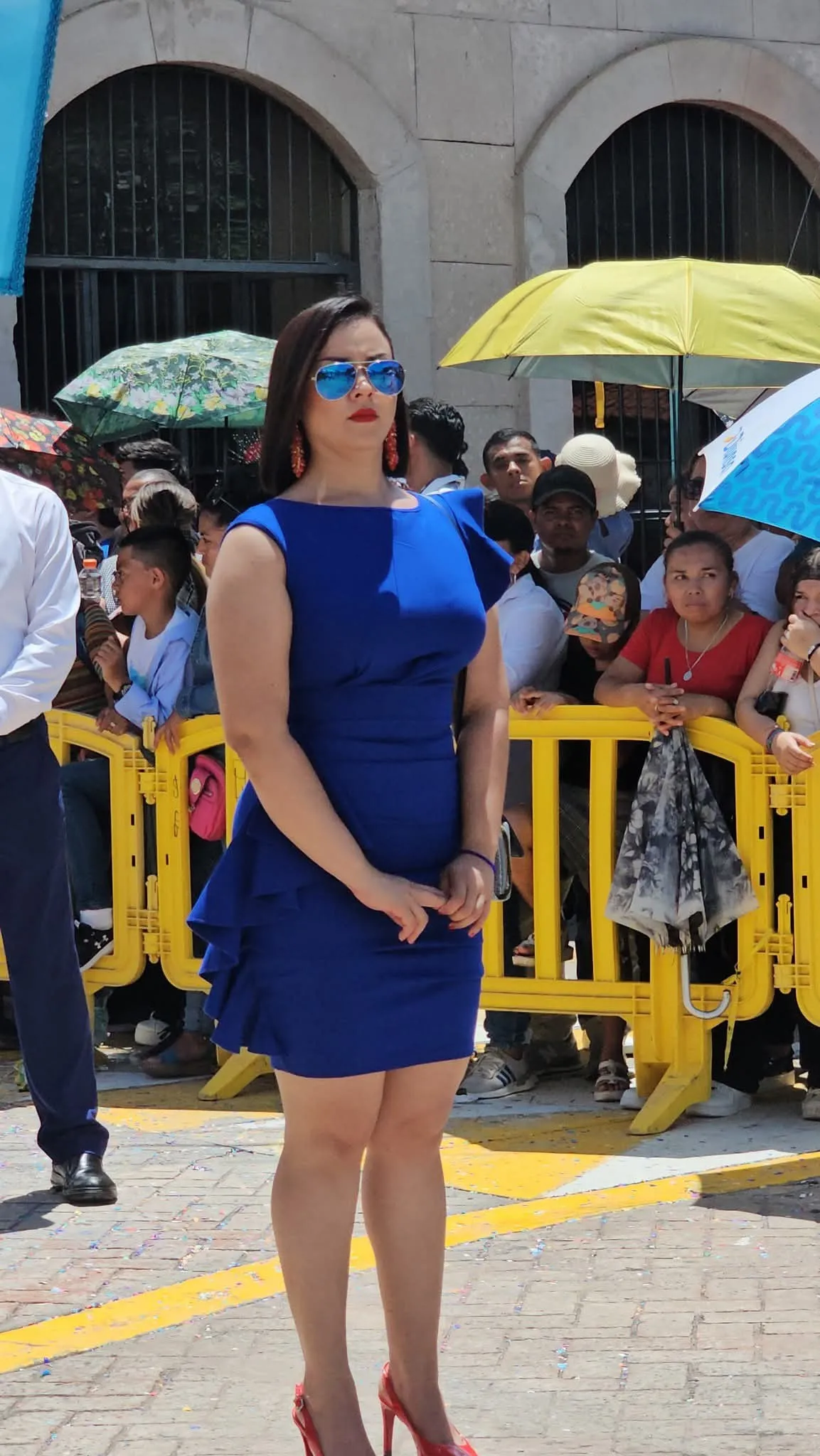 Giesi Reyes maestra Comayagua con lentes y vestido azul