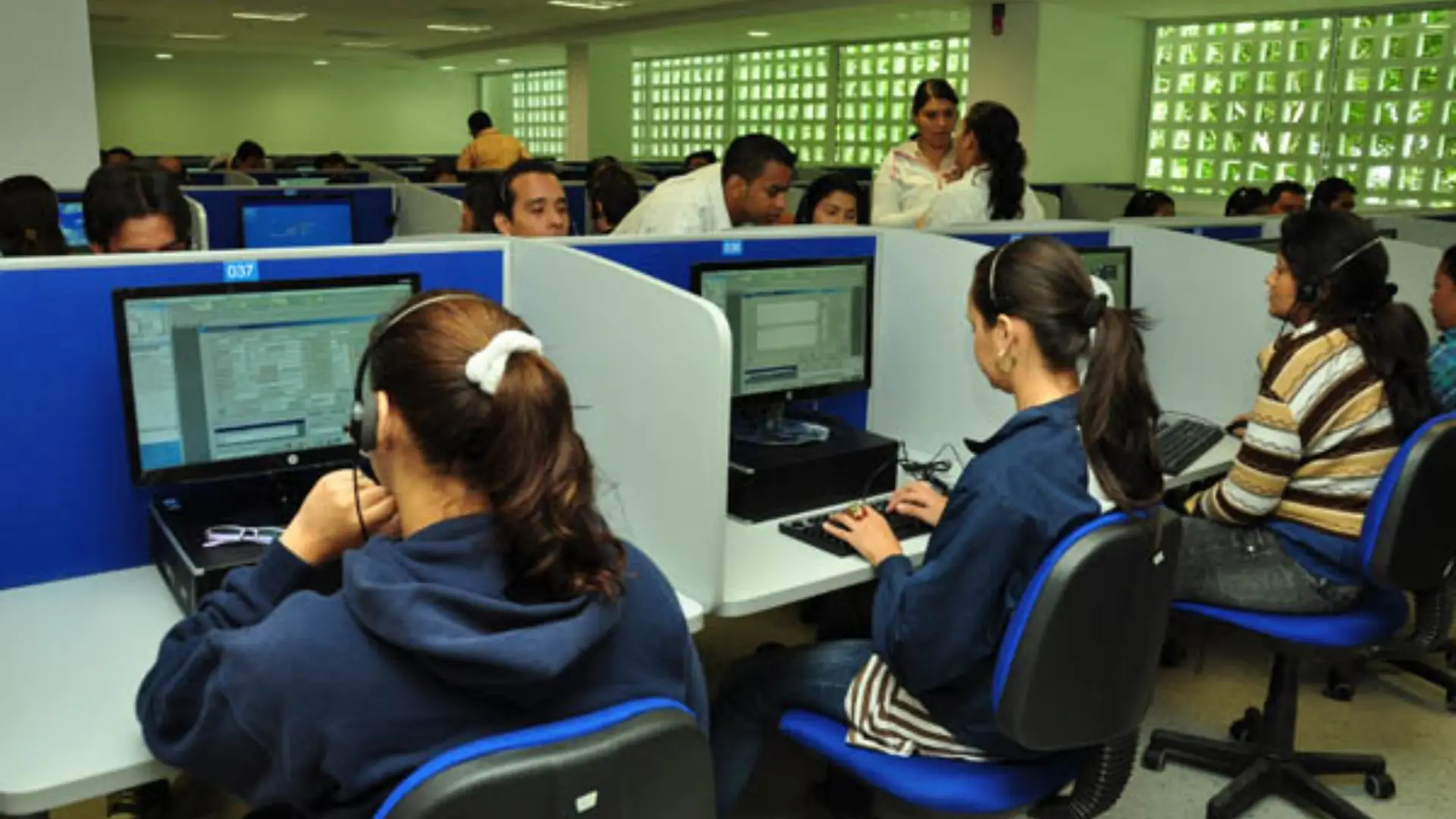 personas trabajando 