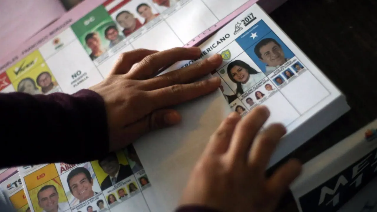 Fotos de diputados en redes causan debate por uso excesivo de Photoshop