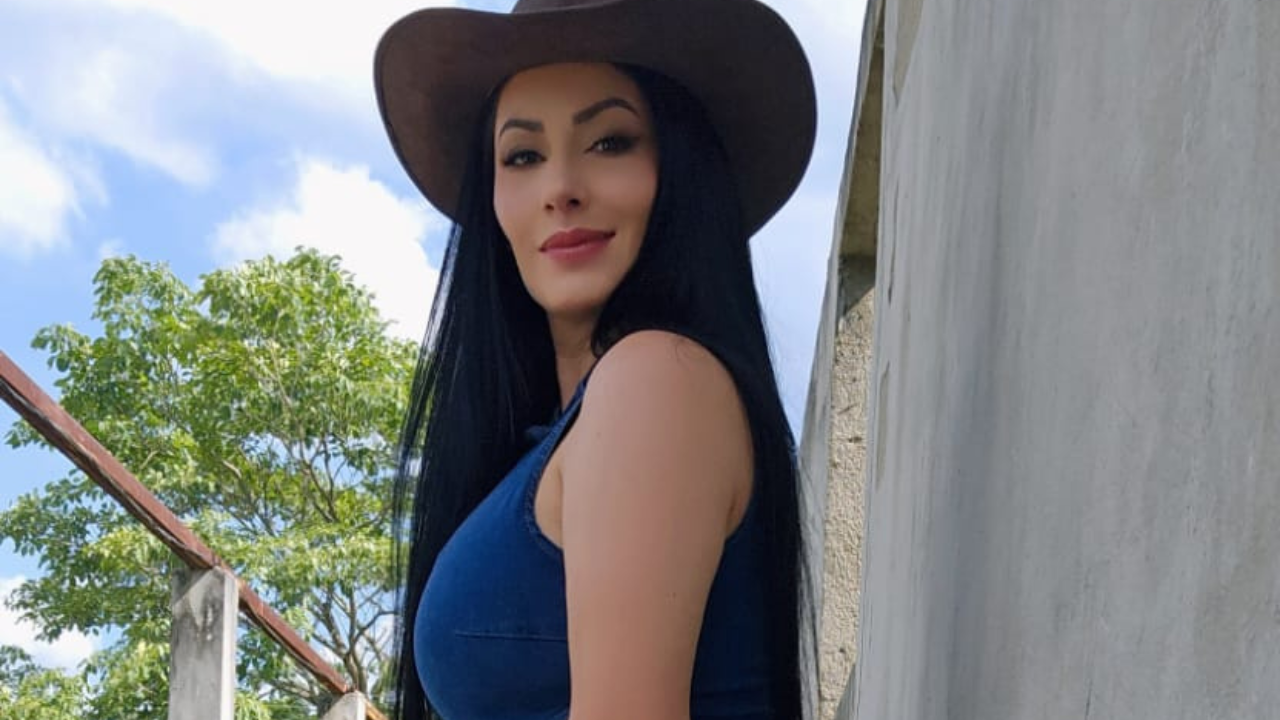 Exclusiva: soltera, exitosa y sin censura, Ariana Herchi vuelve a  página azul