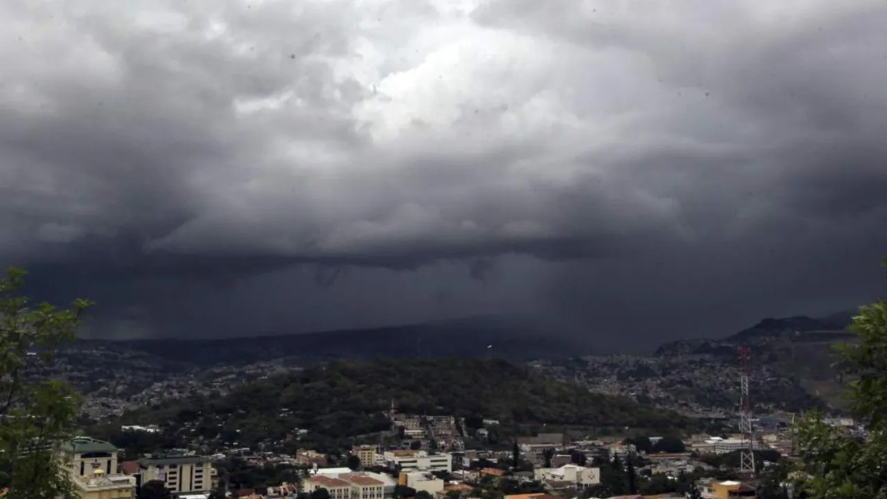 ¿En qué regiones continuarán las lluvias este viernes?
