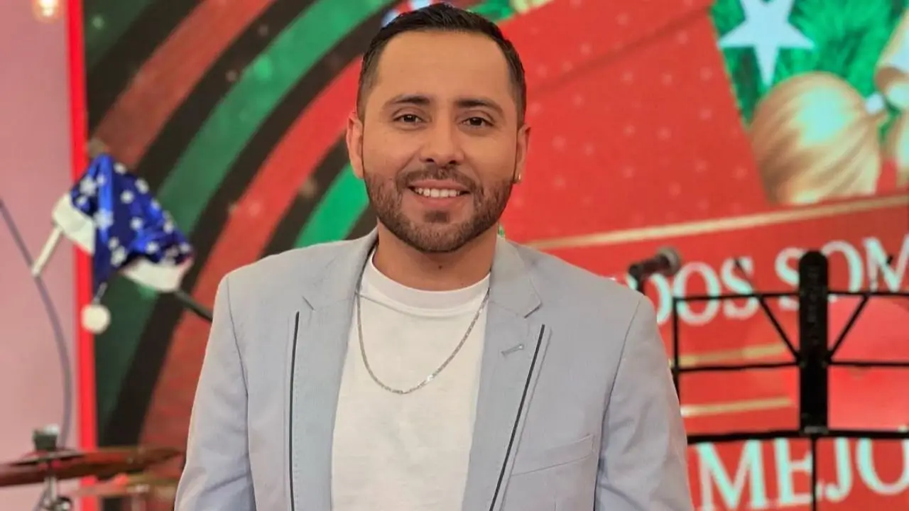 Imagen de Elmer Valladares rompe en llanto, tras despedirse de Los Del Cuarto