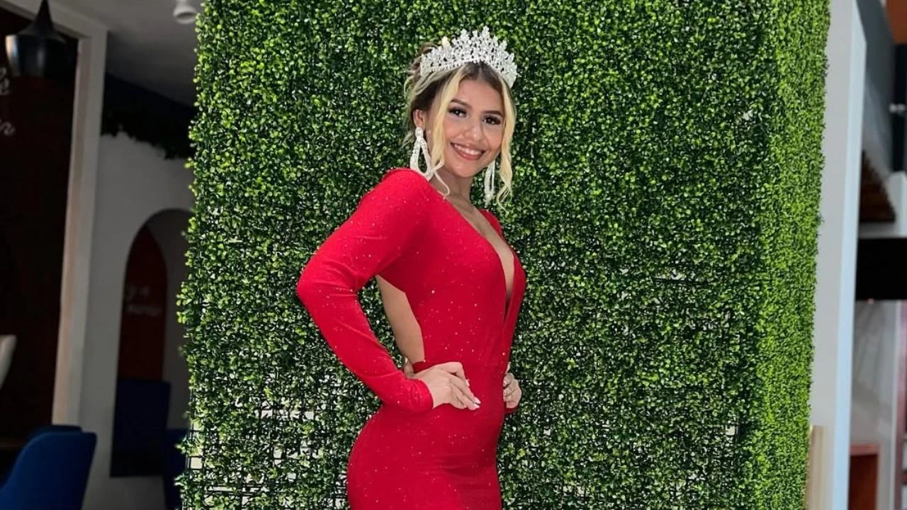 Imagen de Bailarina y exreina de belleza hondureña llora la muerte de su padre