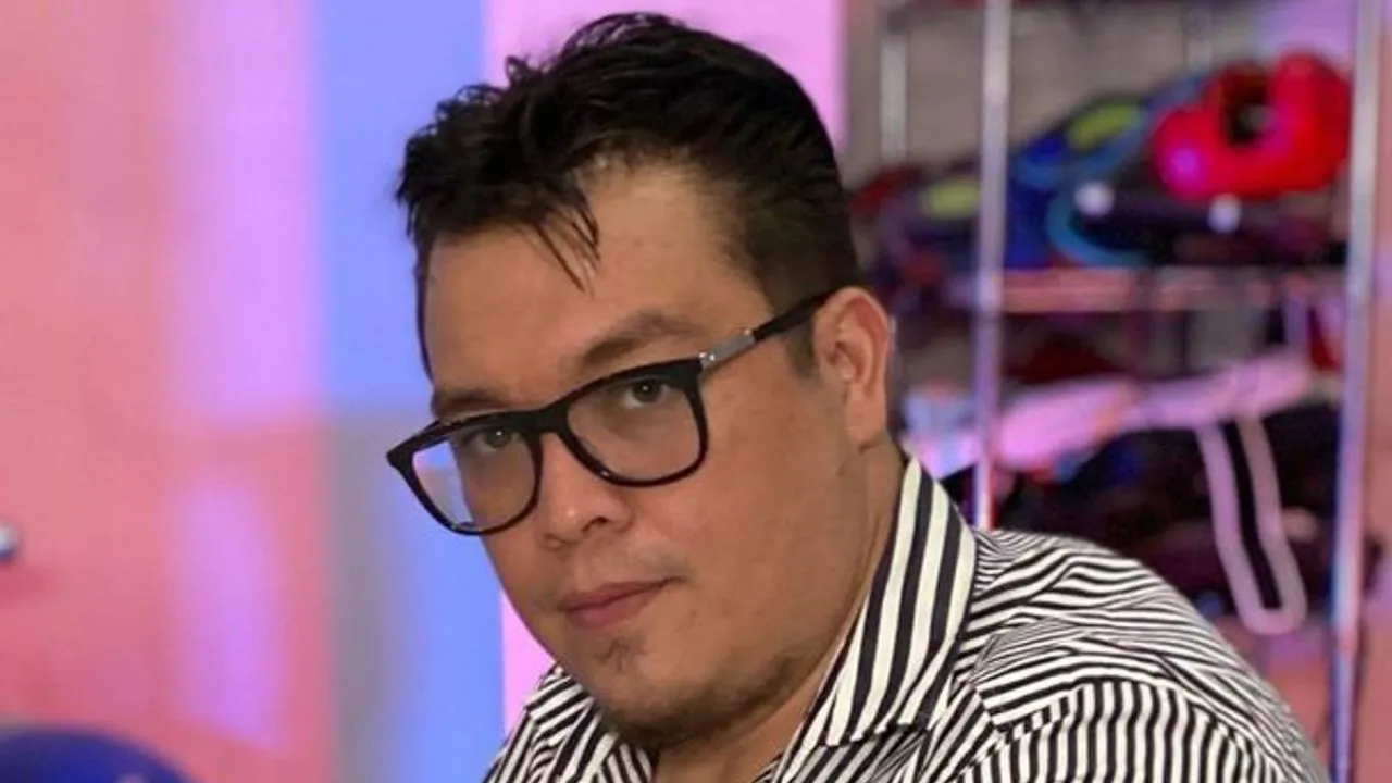 Imagen de Comediante genera polémica por darle cerveza a su hijo de 14 años