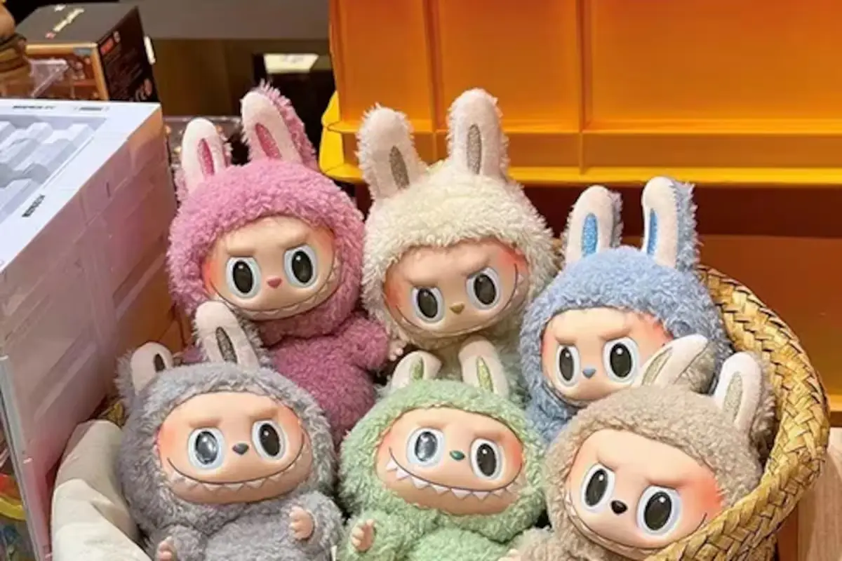 Joven sorprende con insólito sacrificio por muñecos de colección
