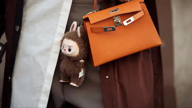 Joven sorprende con insólito sacrificio por muñecos de colección