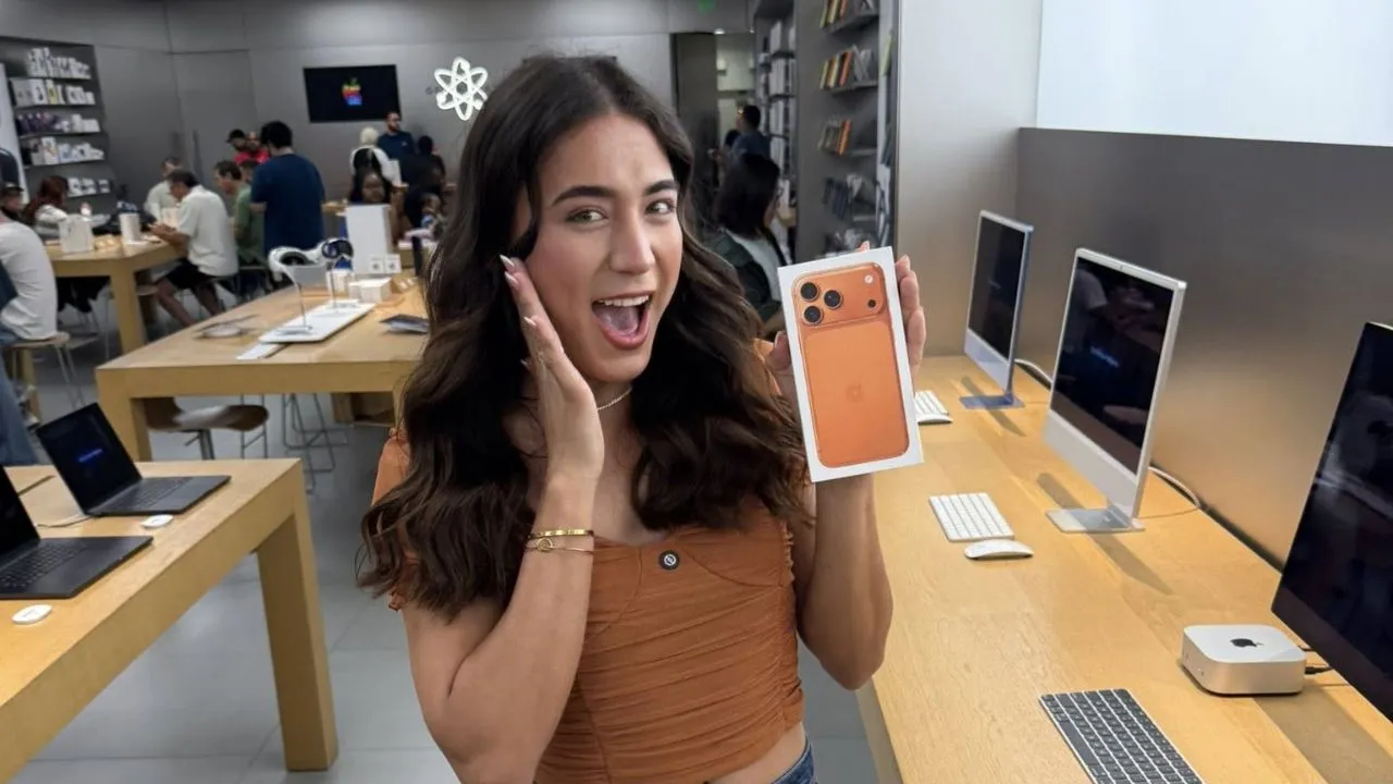 Imagen de ¿La Bicha Catracha la primer mujer en comprar el iPhone 17? Esto contestó