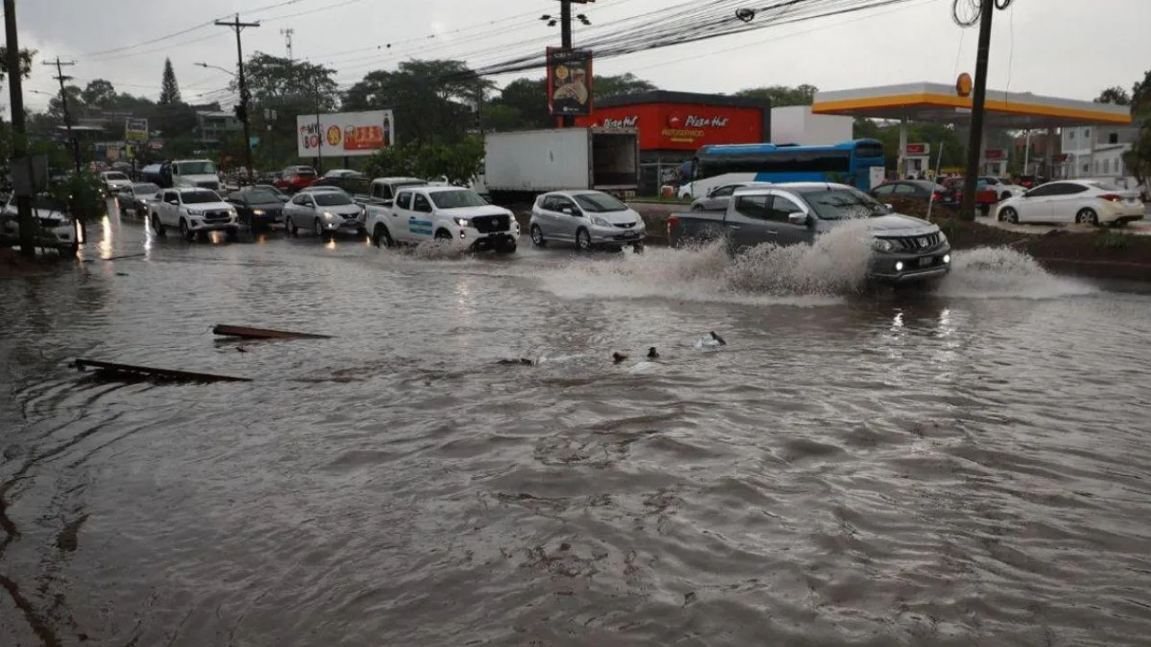 Imagen Principal de Nota: Alerta verde y lluvias continuas;  estos son los departamentos bajo vigilancia