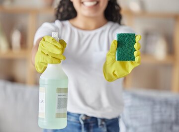 Chica con producto de limpieza y un paste