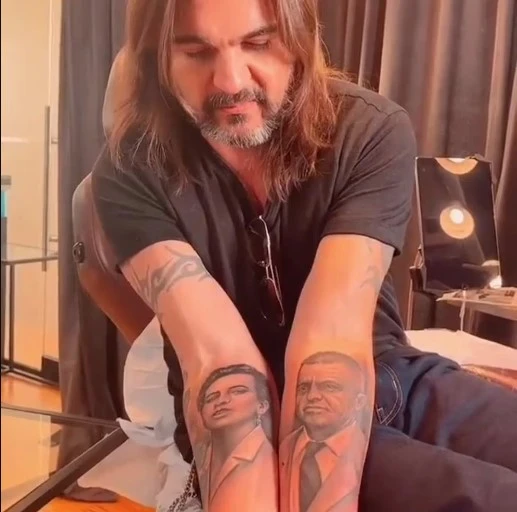 Juanes con la cara de su madre y padre en su brazo