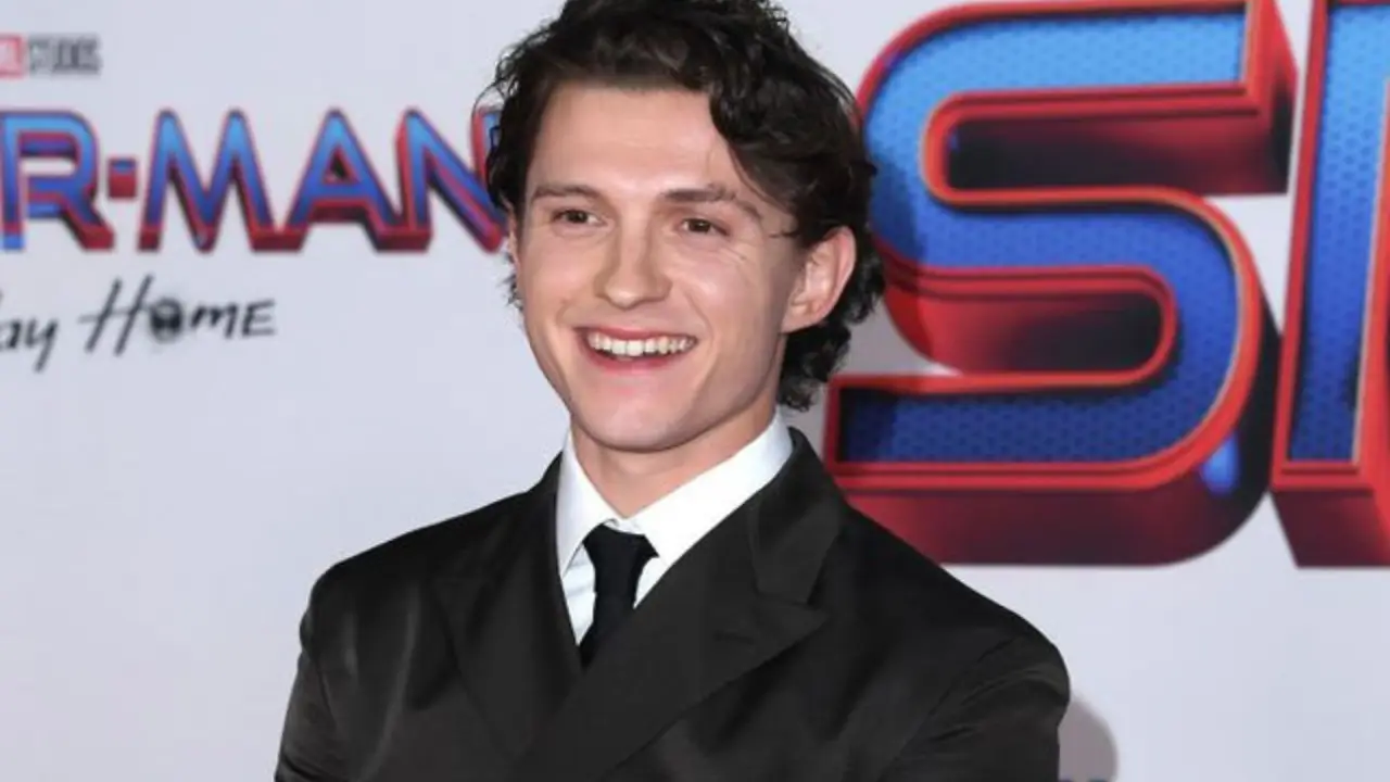 Tom Holland con smoking negro
