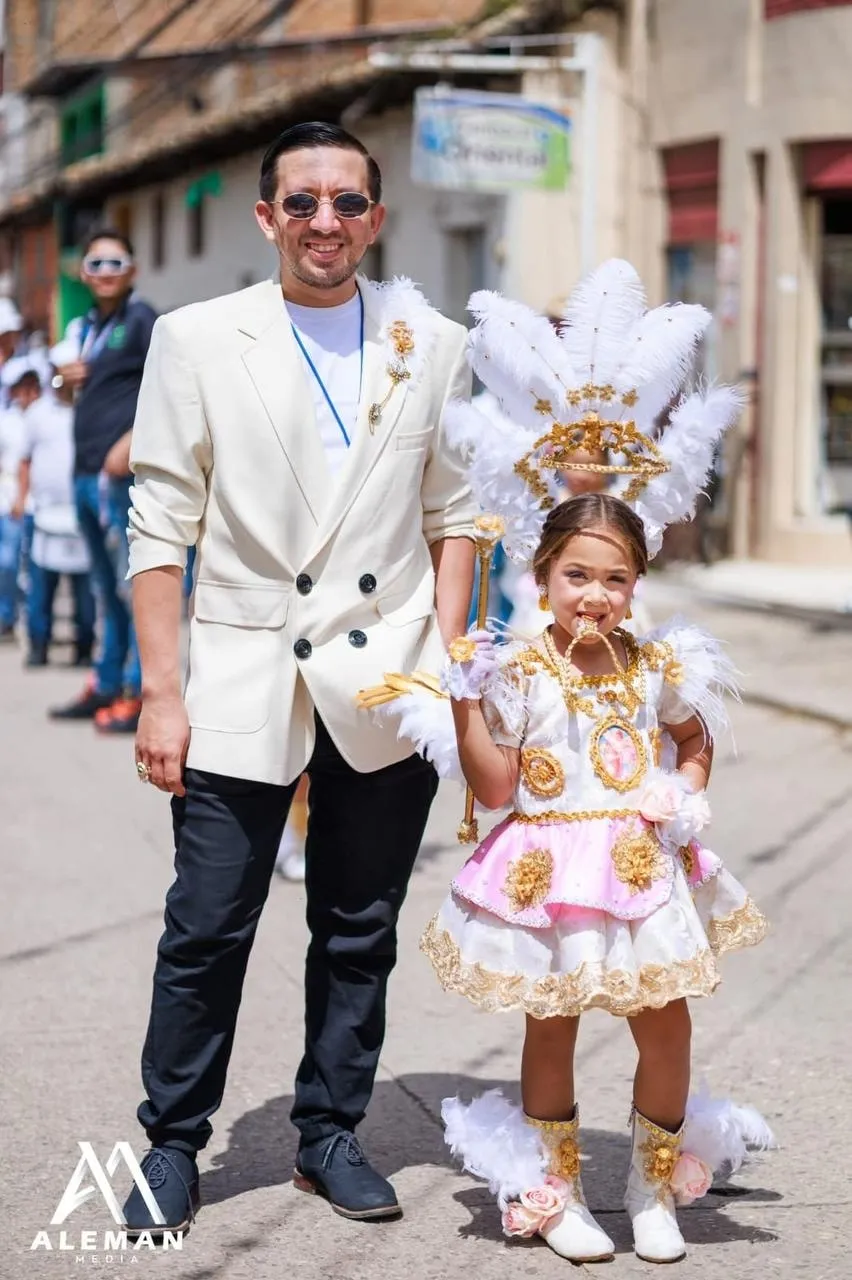 El diseñador junto a una de las pequeñas palillonas