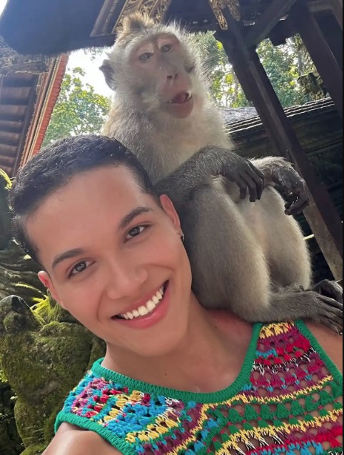 Yago campos junto con un mono