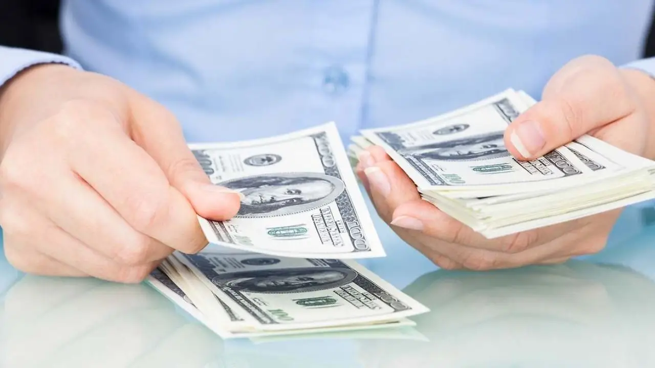 personas con billetes en mano