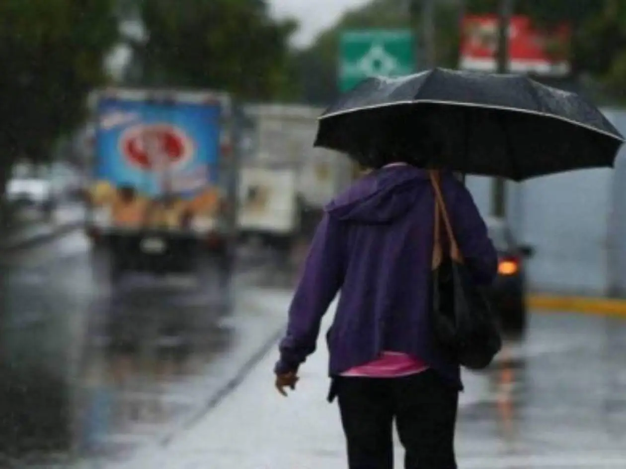 persona bajo la lluvia
