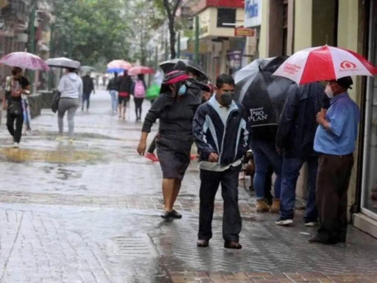 personas bajo la lluvia