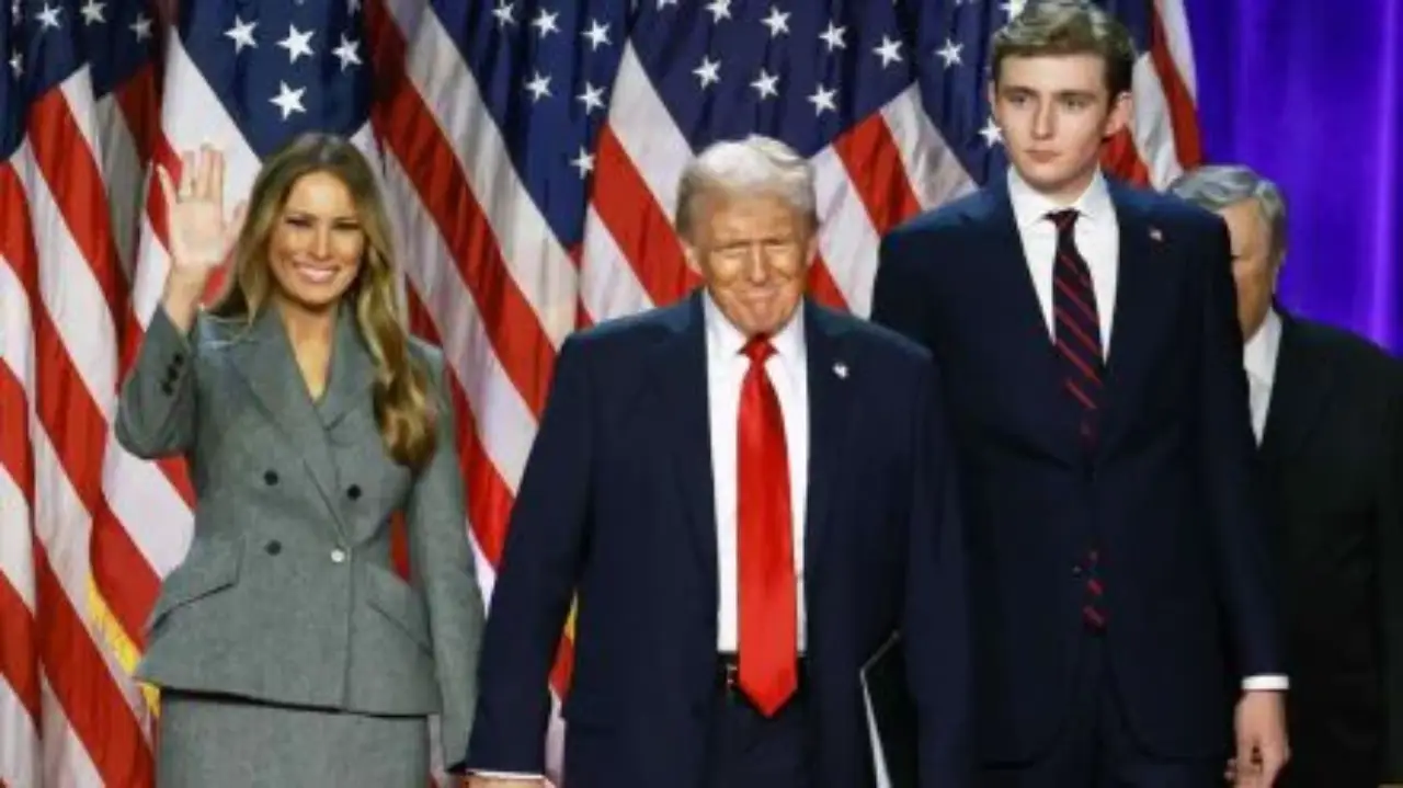 Donald Trump junto a su esposa Melania y su hijo Barron