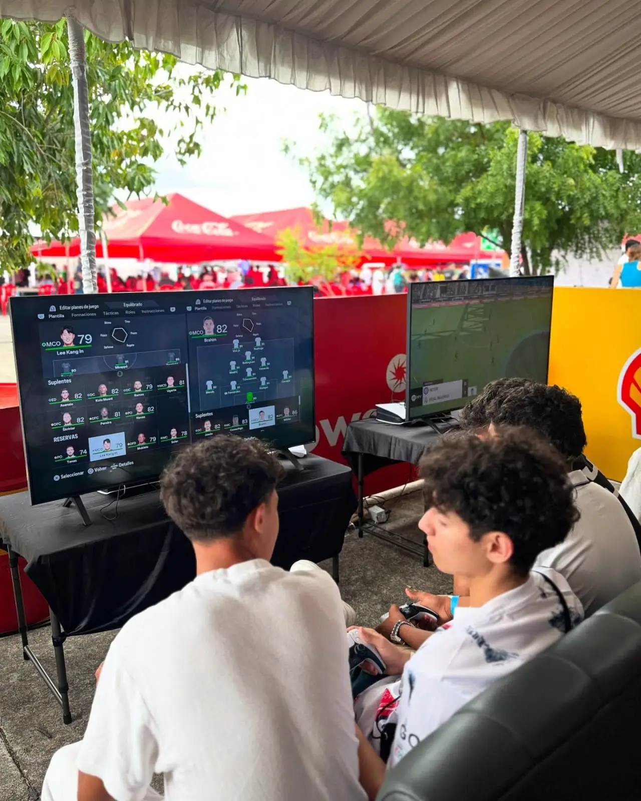 jovenes disfrutando en sports fanfest