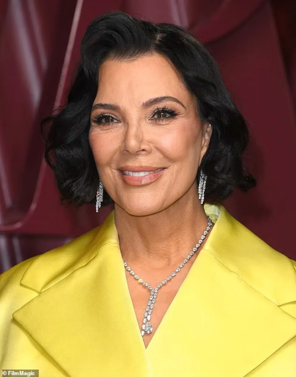 Kris Jenner con vestido amarillo