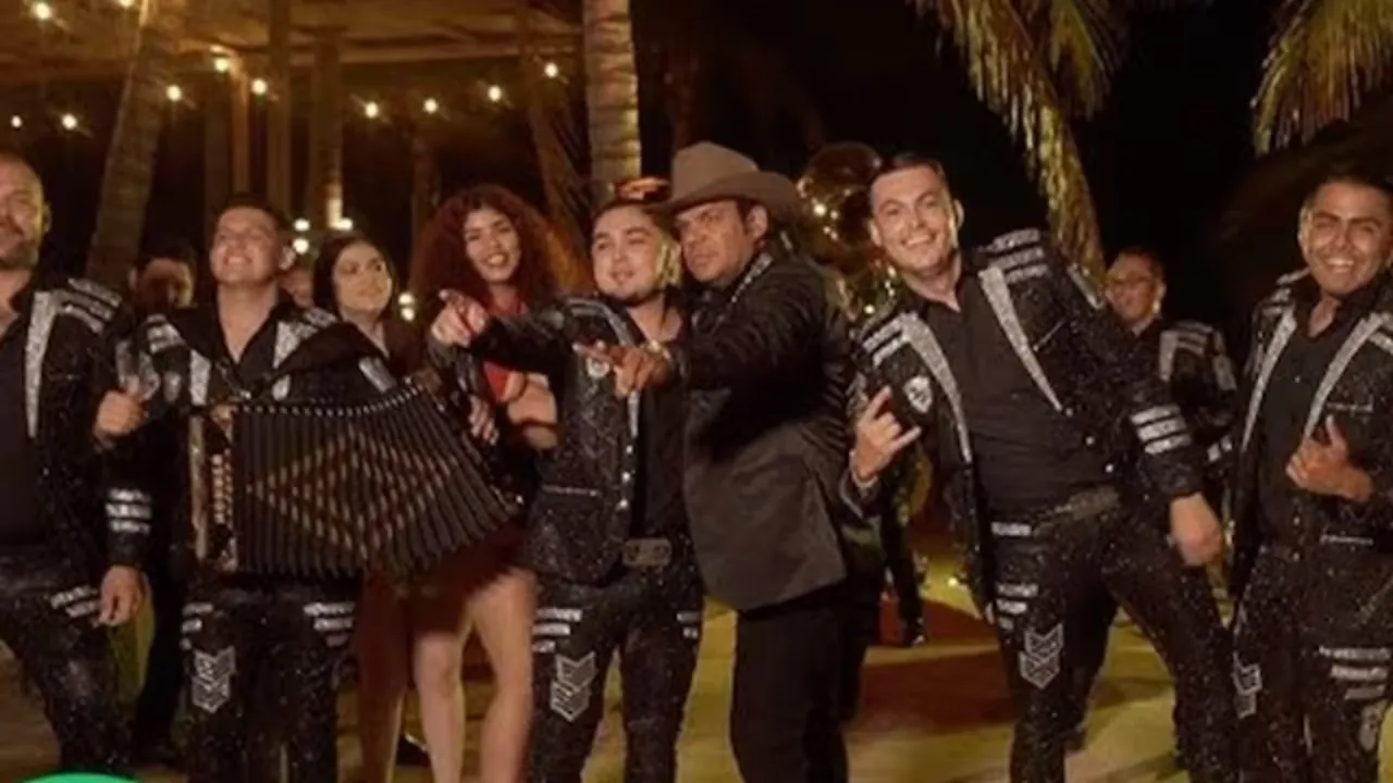 Imagen de Bus de famosa banda mexicana sufre atentado