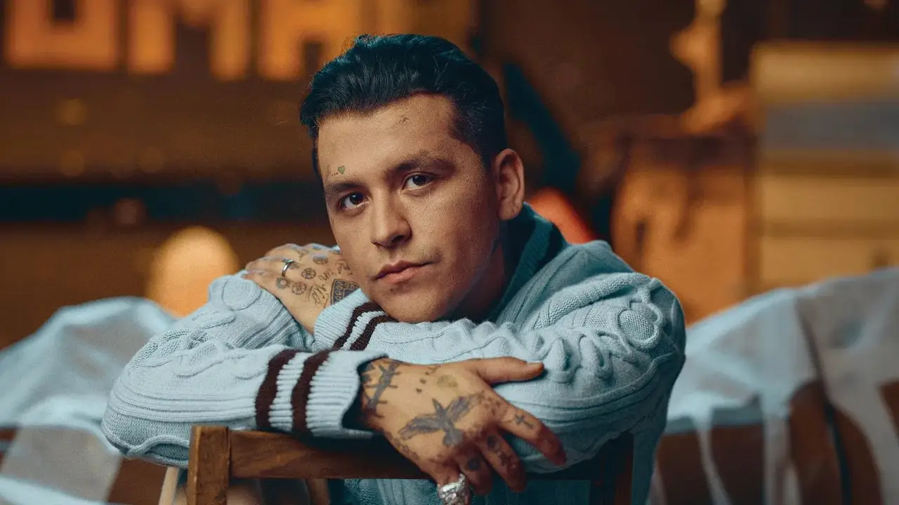 Imagen Principal de Nota: Christian Nodal enciende a  fans en redes sociales con atrevida selfie