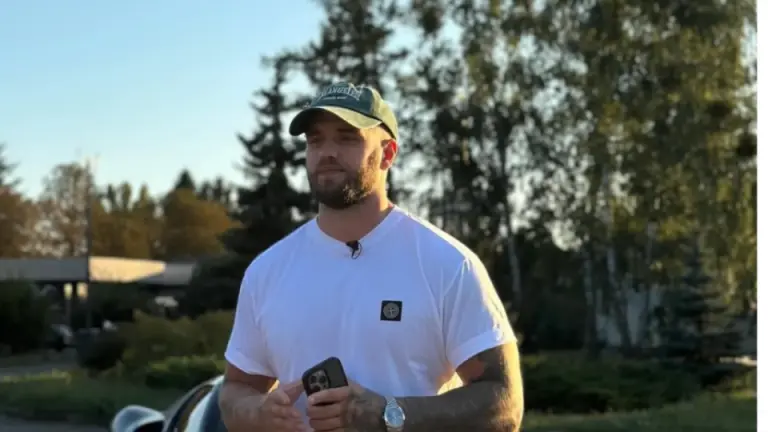 Imagen Principal de Nota: Encuentran sin vida a famoso influencer dentro de su carro