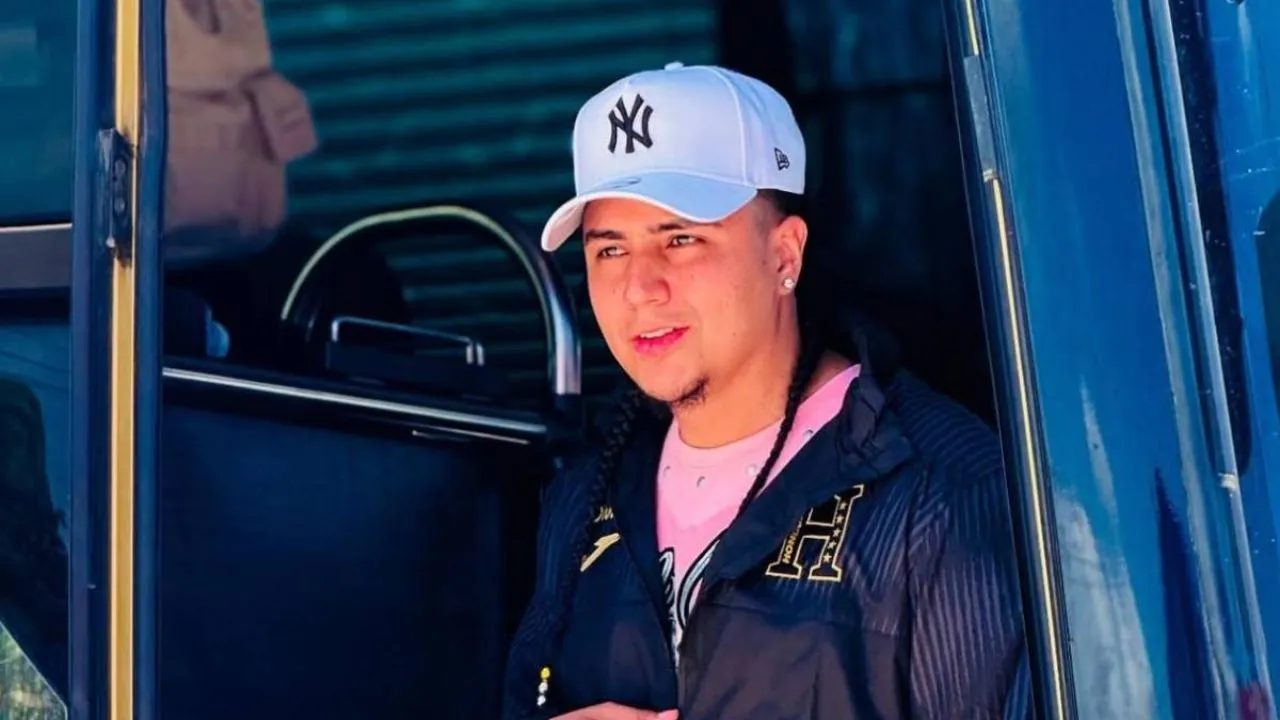Imagen de "No soy soltero como tú", João expone en vivo a Davis Flow
