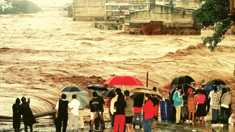 Imagen Principal de Nota: Hondureños reviven el recuerdo del Huracán Mitch tras intensas lluvias