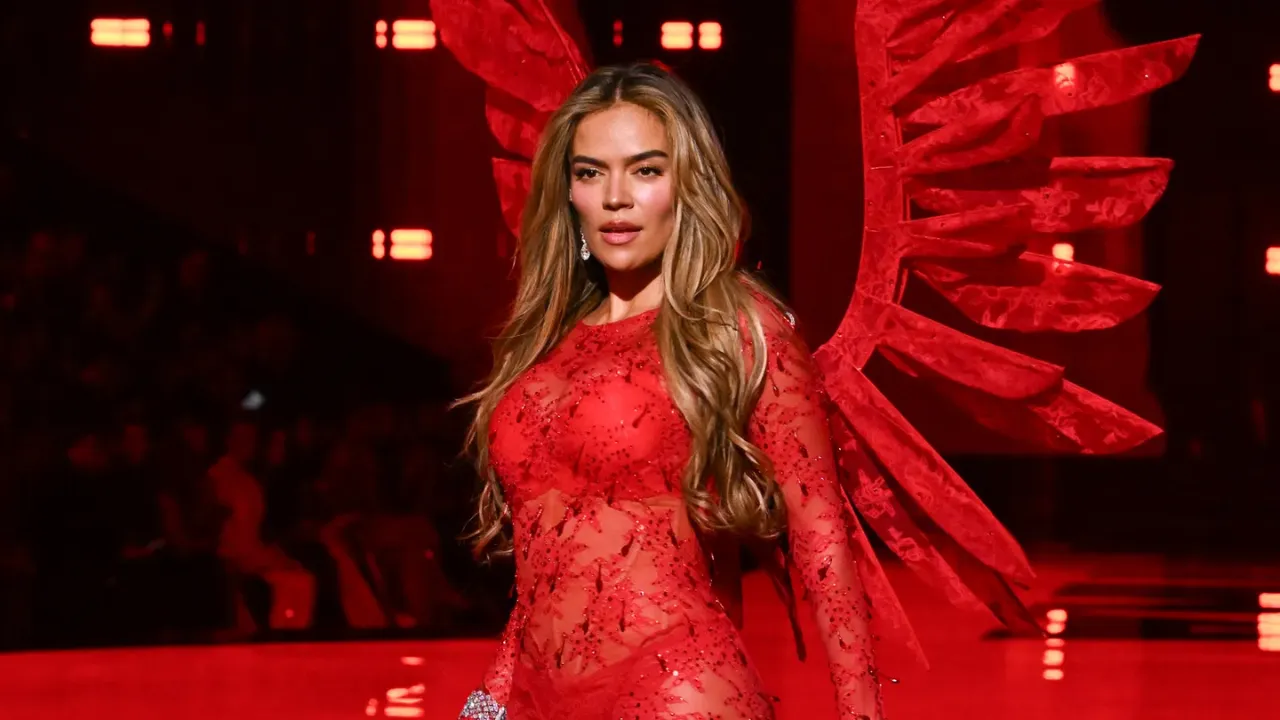 Así conquistó Karol G la pasarela del Victoria’s Secret Fashion Show