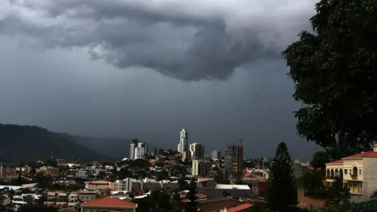Intensas lluvias y tormentas eléctricas marcan el clima para este martes en Honduras
