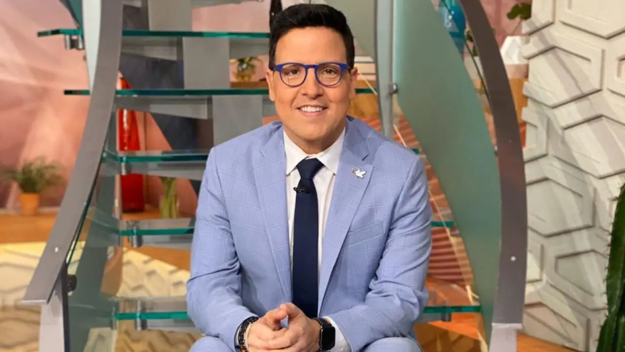 Presentador sorprende al revelar su homosexualidad en vivo