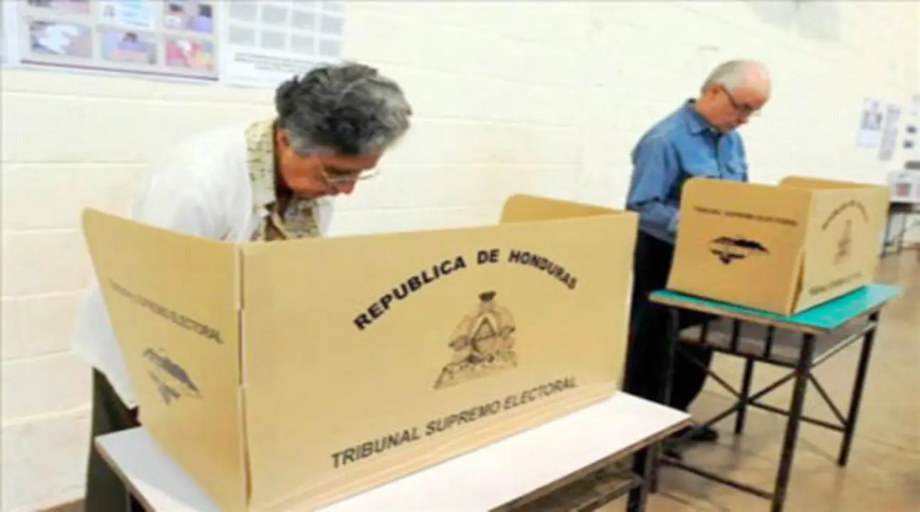 personas votando